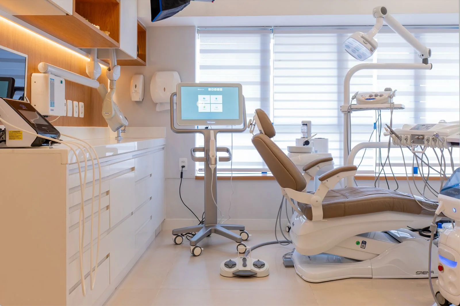 Sala clínica com a cadeira e o escâner intraoral