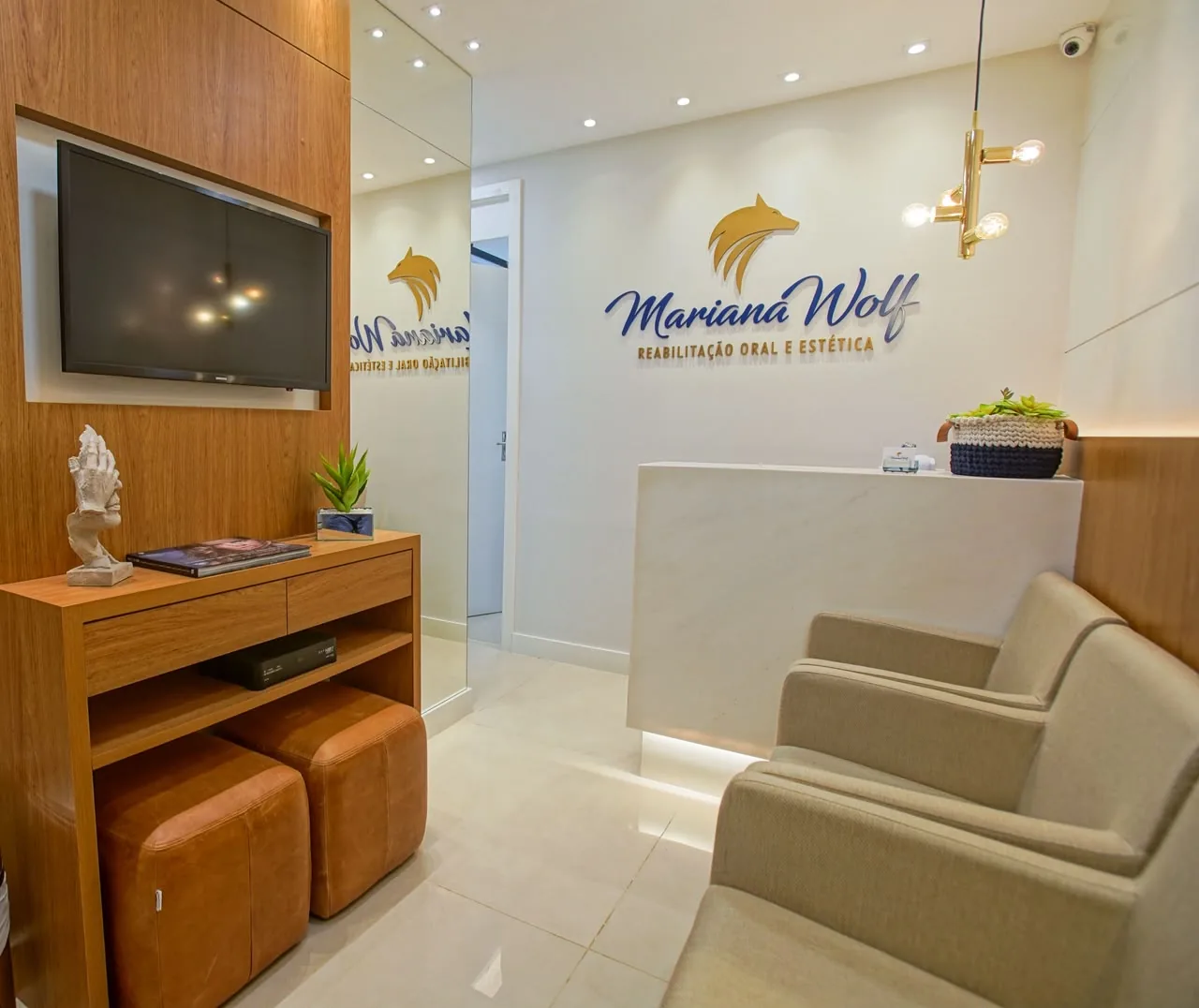 Recepção e sala de espera do consultório da Dra. Mariana Wolf, no Leblon
